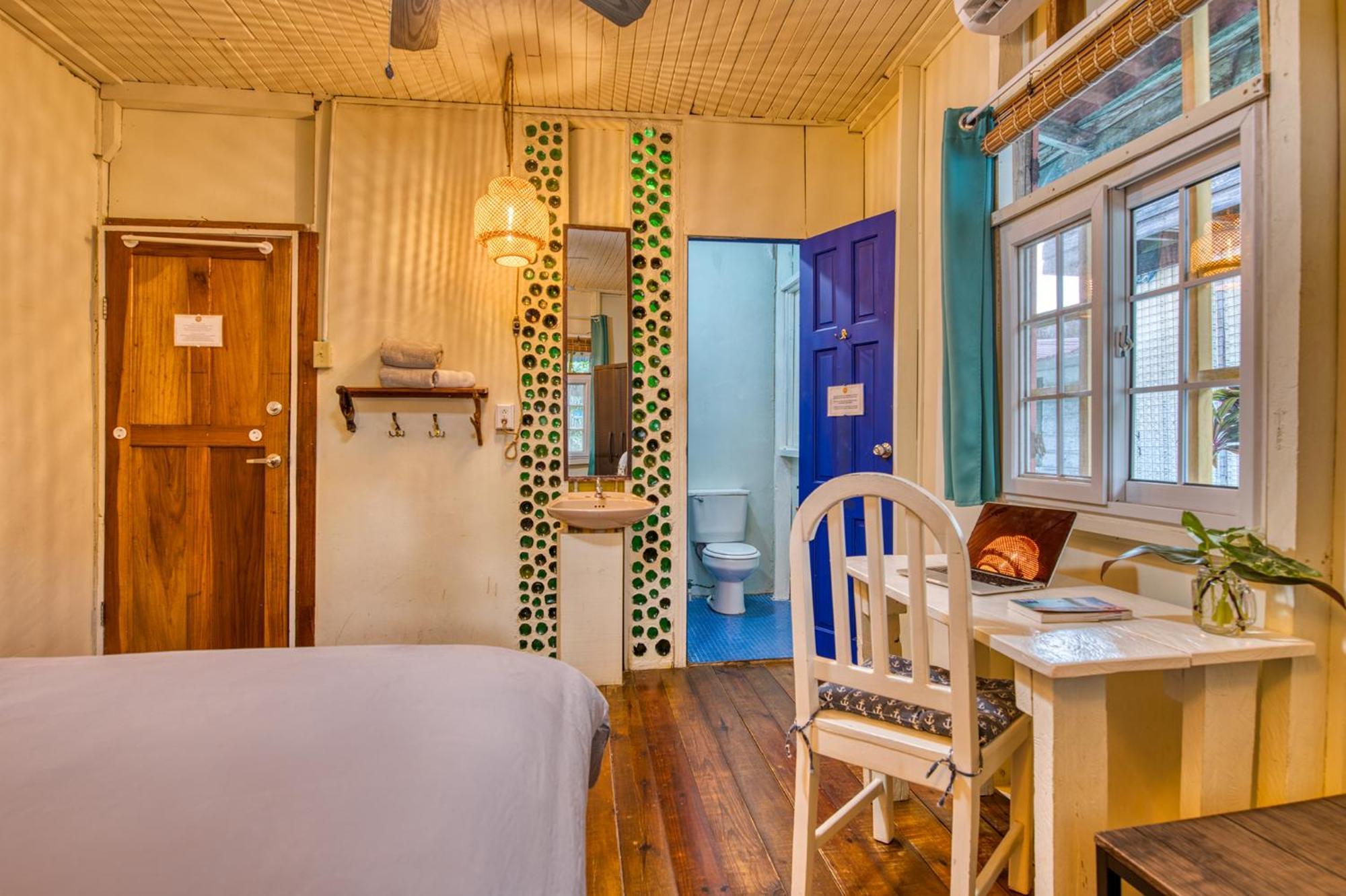 Saigon Bay Bed & Breakfast Bocas del Toro Exteriör bild